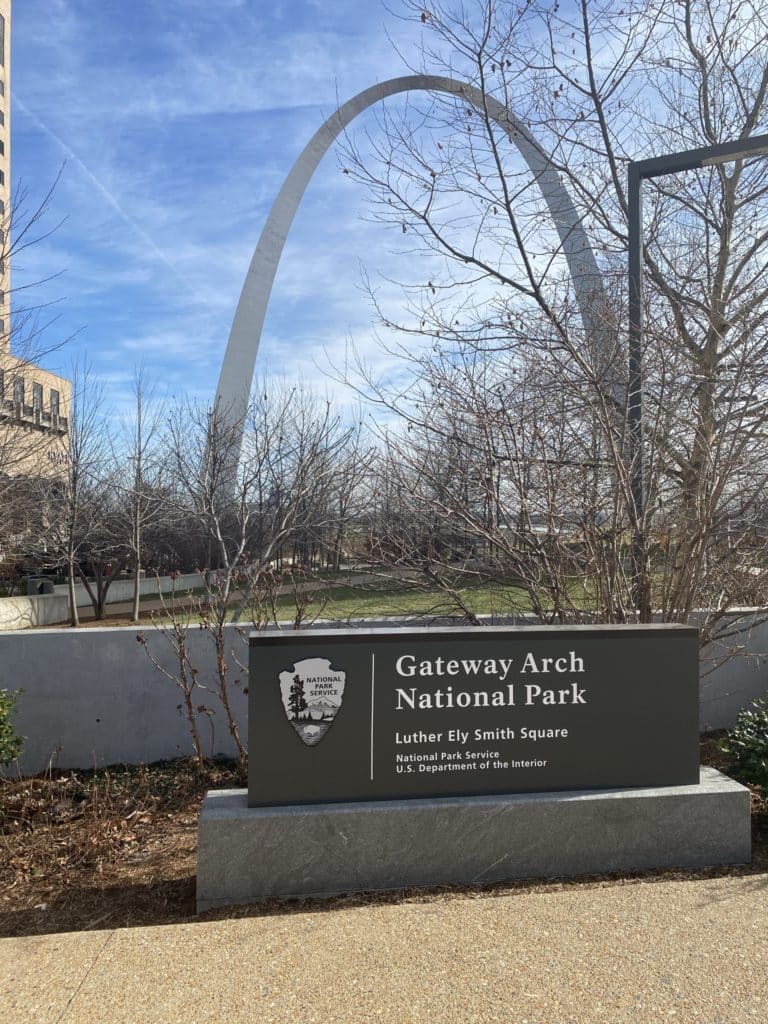 Gateway Arch National Park sign with the arch in the background