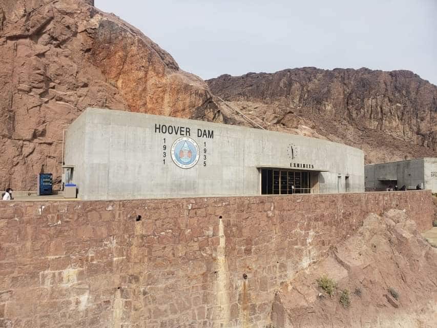 photo of Hoover Dam sign and office building